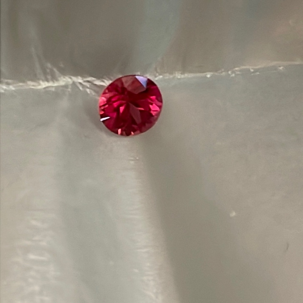 .61 ct red/orange sapphire round